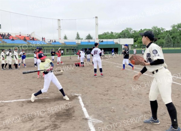 野球教室で打撃指導を受ける小学生