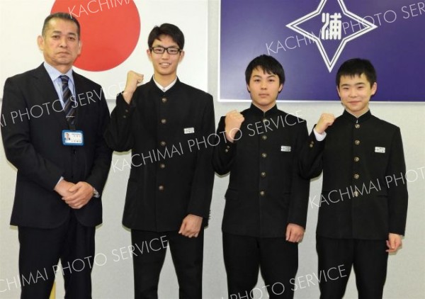 意気込みを語ったアイスホッケーの杉江さん（左から２人目）たち（３）水野教育長（左）に意気込みを語ったスピードスケートの松田さん（左から２人目）たち