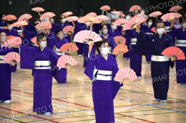 新春民踊の集いで１００人初踊り　帯広