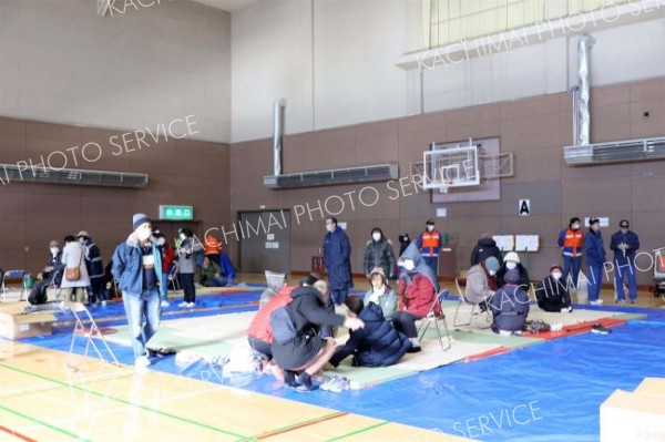 畳が敷かれた体育館に避難する参加者（４日午前１０時５分ごろ、平栗玲香通信員撮影）