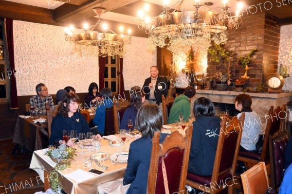 貴賓室でスペシャルディナーを楽しむ参加者。中央奥は安井町長