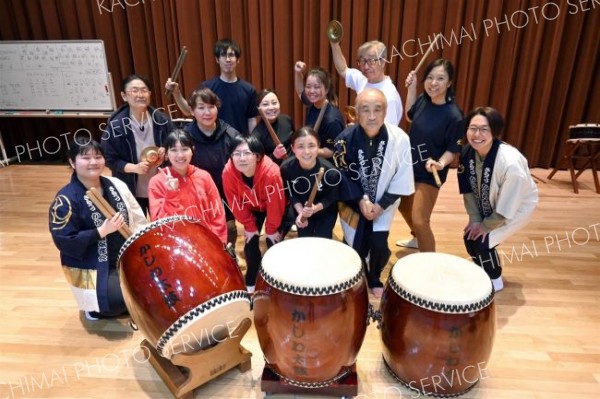 さらべつかしわ太鼓保存会が７年ぶりに東松島へ　１６人で４曲披露