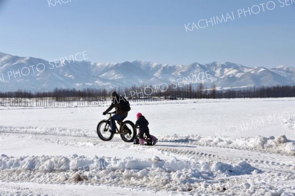白樺学園高校生が企画　畑の上をファットバイクで走行