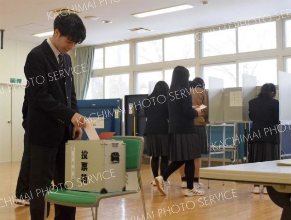 疑似投票を体験　池田高校で選挙啓発出前講座
