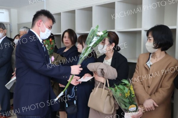 自分たちが育てた花と手紙を感謝を込めて手渡す卒業生（士幌、大健太郎撮影）