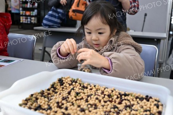 カラフルな豆を使った「豆びんアート」を楽しむ子ども（３日午前１０時１０分ごろ、須貝拓也撮影）