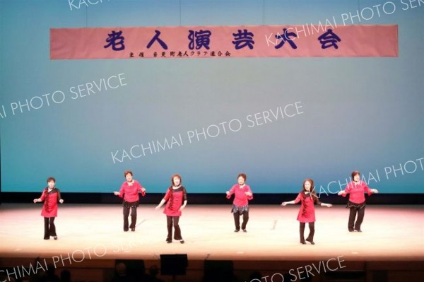 友情出演でレクダンスを披露した町シニア学級下音更学級のメンバーら