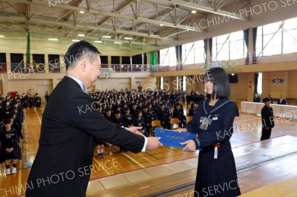 田中幹也校長から卒業証書を受け取る卒業生（下音更中、長尾悦郎撮影）