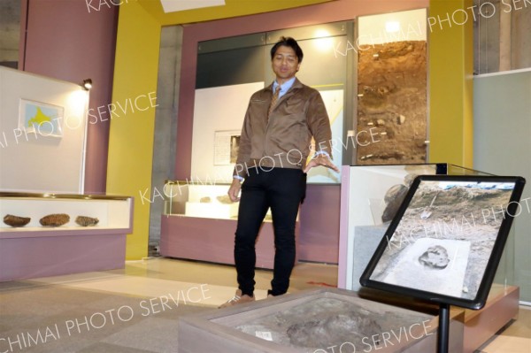 足跡化石の展示について解説する添田さん