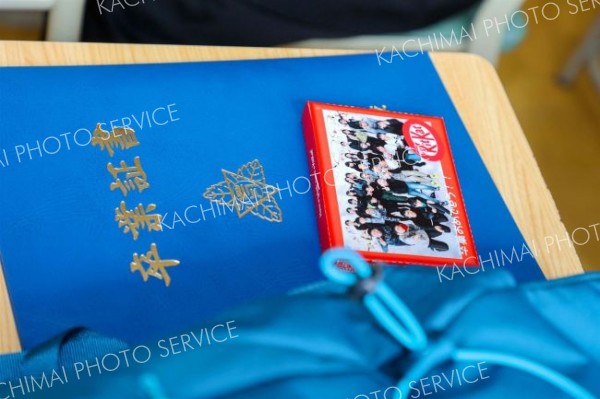 卒業証書とクラスの集合写真が印刷されたチョコレート。担任からのプレゼント（芽室小、平栗玲香通信員撮影）