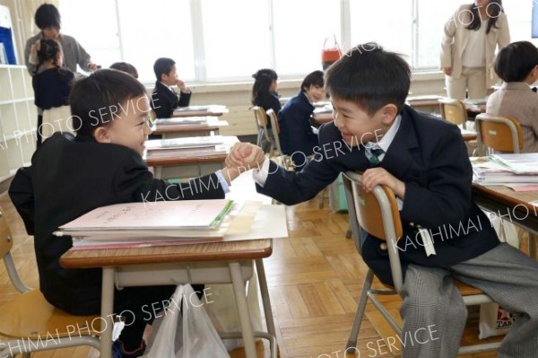すぐに仲良し。入学式前にクラスで腕相撲する子ども（音更下音更、助川かおる通信員撮影）