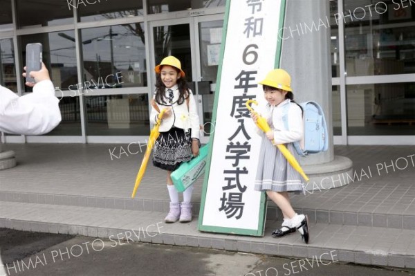 １年生の“シンボル“の黄色い帽子と傘で決めポーズ（池田、平栗玲香通信員撮影）