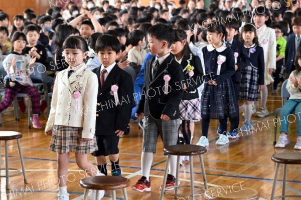 緊張した表情で入場する新入学児童（８日午前１０時半ごろ、帯広柏小学校で。須貝拓也撮影）