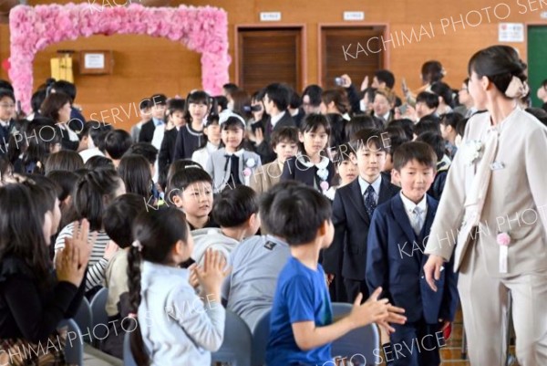 上級生に拍手で迎えられる新入学児童（８日午前１０時半ごろ、帯広柏小学校で。須貝拓也撮影）
