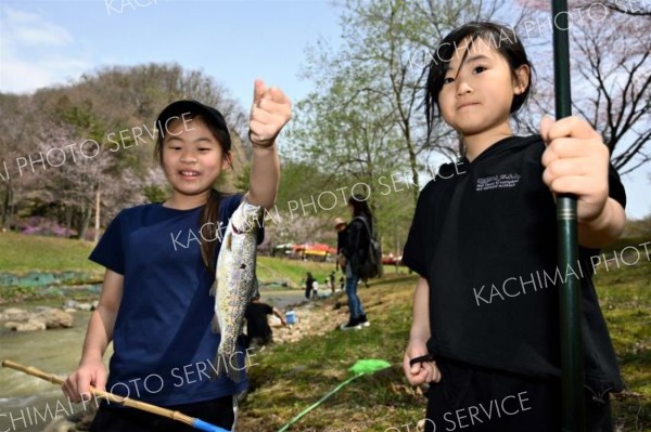 「魚が釣れたよ！」。本別公園内を流れる川で渓流釣りを楽しんだ子どもたち