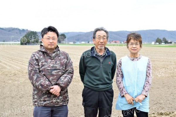 農地を借り受けて農業事業への進出を計画する那須社長（左）と、農地を貸与する予定の大道夫妻（右は妻光千子さん）