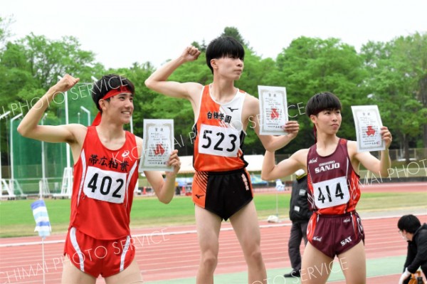 男子８００メートル表彰。
