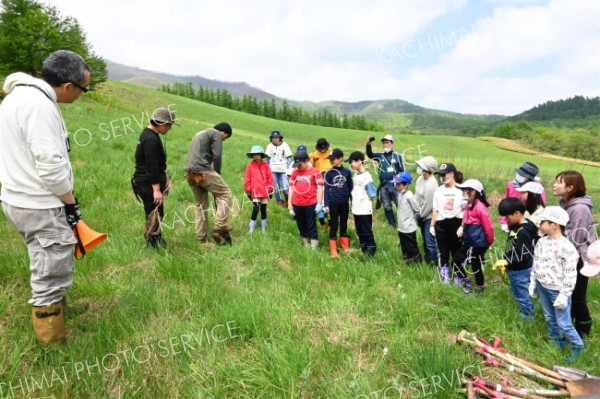 「十勝千年の森」で小学生らが植樹　清水 3