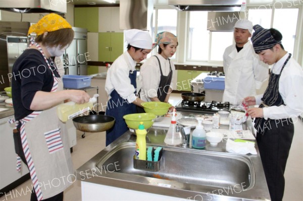 とかち創生学で、大豆ミートを使ったレシピ作りに取り組んでいる本別高校の２年生。左端は課題提案人の柳澤さん、左から３人目はコーチ役の南部さん