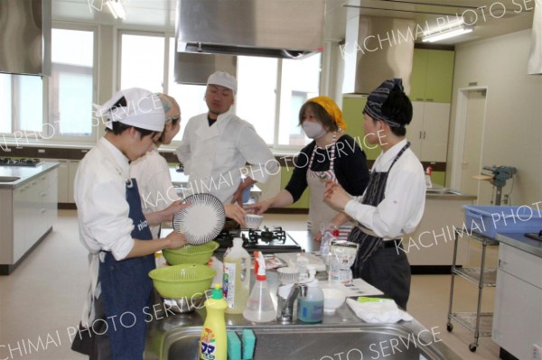 とかち創生学で、大豆ミートを使ったレシピ作りに取り組んでいる本別高校の２年生。右から２人目が課題提案人の柳澤さん