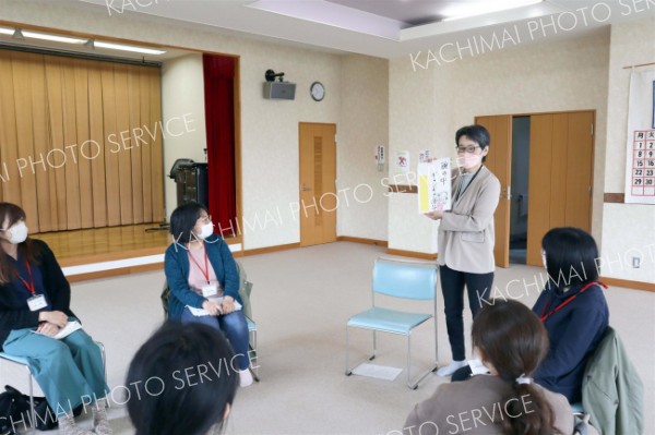 「子育てあるある川柳」を紹介する浦木プロデューサー（左から３人目）