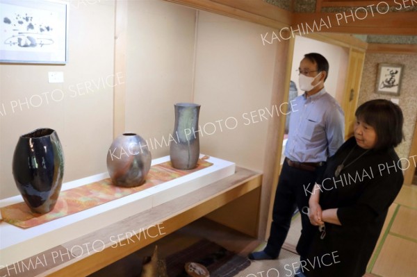 忠類の加藤美術館でオープニングイベント　町出身の陶芸家の作品展示