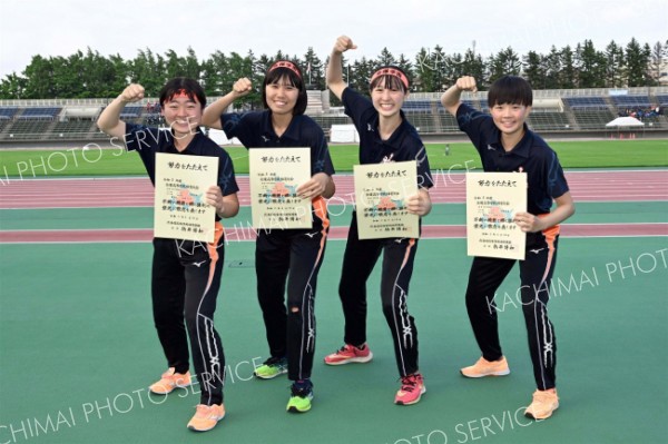 女子４００メートルリレー６位入賞の白樺学園。（左から）土屋瑠花、山口梨乃、井村結愛、高橋紅羽
