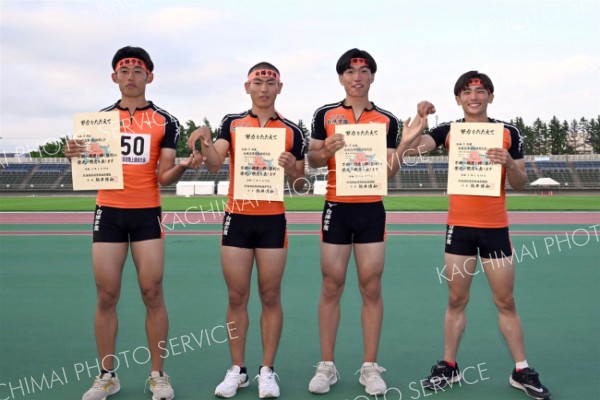男子４００メートルリレー６位入賞の白樺学園。（左から）金澤世凪、部田柊生、上村大和、松本琢夢