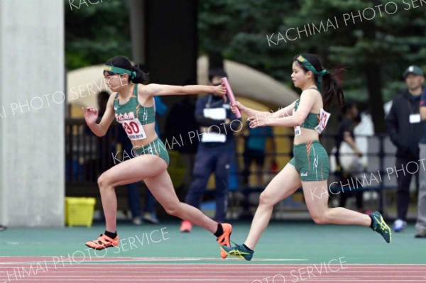 女子４００メートルリレー決勝　﨑万緒里（右）　４走・槙涼奈（左）