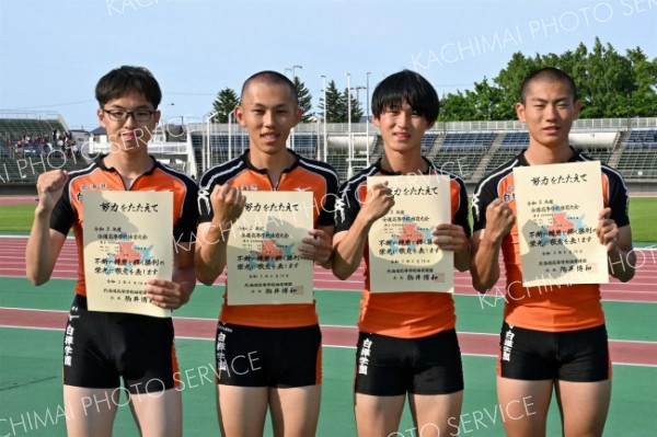 男子１６００メートルリレー４位（左から）櫻井、相澤、中村、部田