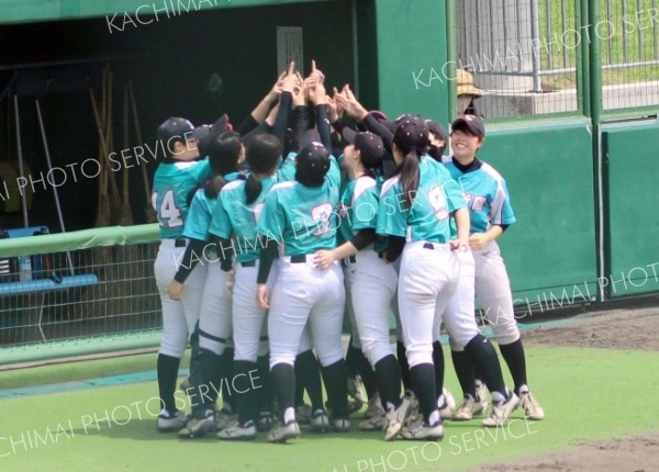 試合開始前に円陣を組む札幌新陽高。十勝出身選手も活躍した