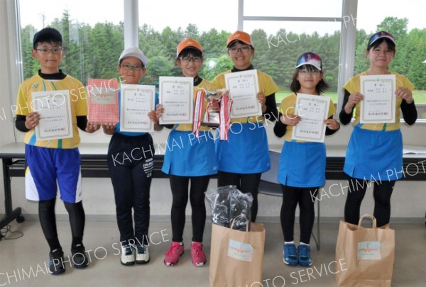 小学生入賞ペア左から３位の宇佐美・片倉組、優勝の水野・松村組、準優勝の大塚・岩本組