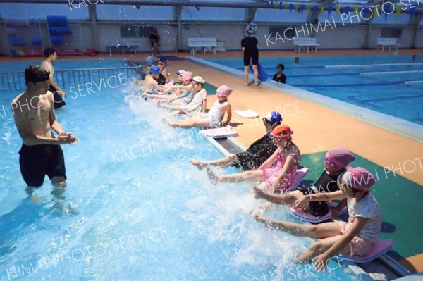 上士幌で子ども水泳教室、バタ足練習取り組む