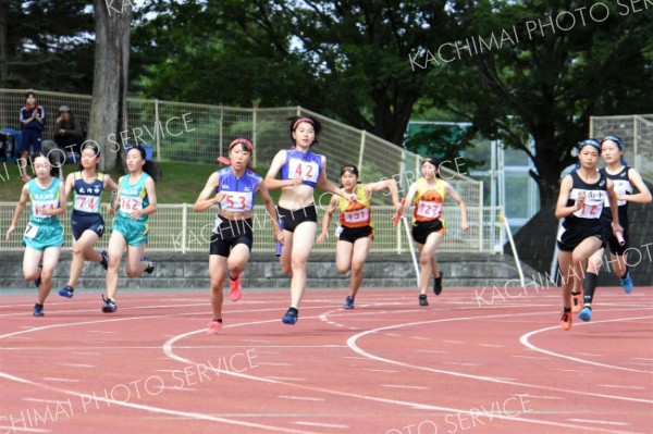 女子４００メートルリレー決勝　（右から）緑南、帯四、芽室、帯西陵