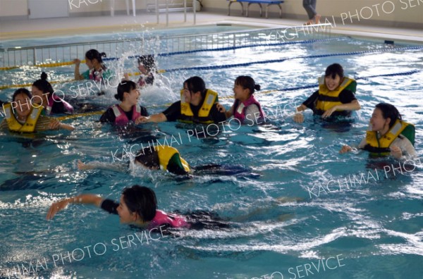 海中転落への対処法など学ぶ　池田中で水辺の安全教室