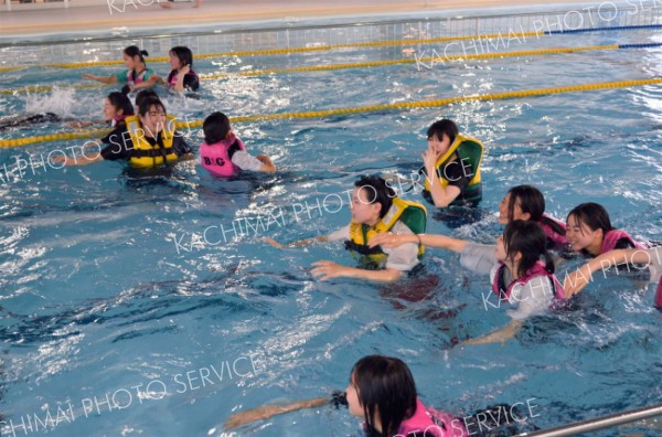ライフジャケットを着て泳ぎを体験をする生徒たち