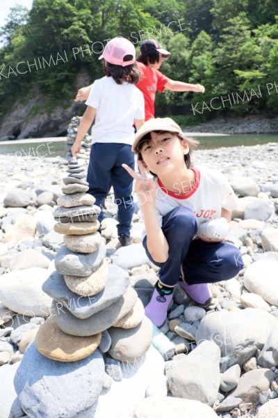 水切りや石積み　歴舟川で「川遊び」　小学生ら自然体験　大樹・ＳＴＥＰ 2