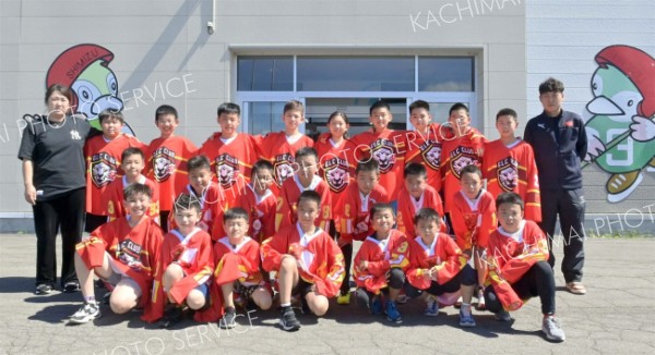 中国のアイスホッケー小学生チームが清水で交流