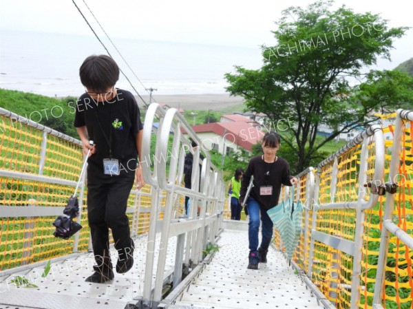 浜厚内高台への階段を上る児童たち