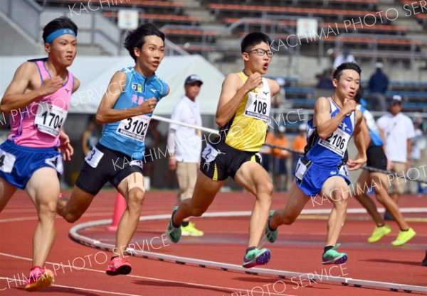 【男子２００メートル・予選３組】コーナーを回り、ラスト１００メートルの直線で競り合う宮本哲朗（右から２人目ゼッケン１０８、帯一）＝金野和彦撮影