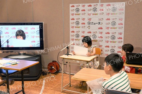 ＵＨＢ（北海道文化放送）は、現役アナウンサーの柴田平美（なるみ）さんが講師となり、子どもたちが本物のニュース原稿を読んだ