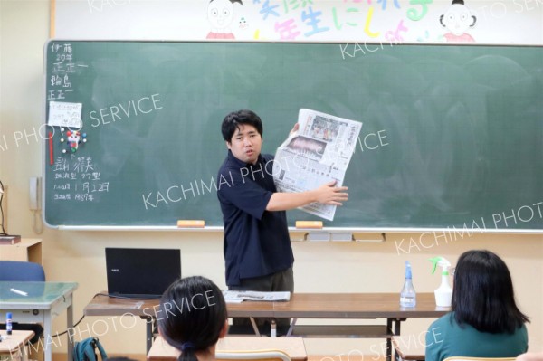 新聞の作り方の授業を展開する十勝毎日新聞社の大谷記者