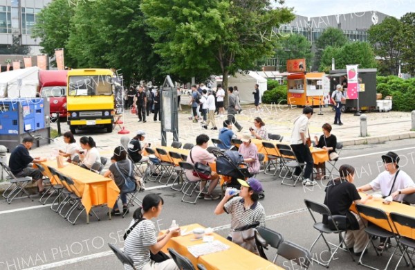 車両通行止めでテーブルが並んだ帯広駅南口（２日午前１０時半ごろ、須貝拓也撮影）