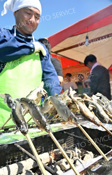 <strong>＜アユの塩焼きに列＞</strong><br>友好都市の徳島県小松島市のブースでは、すだちなどのほか香魚と呼ばれるアユの塩焼きが人気を呼んだ