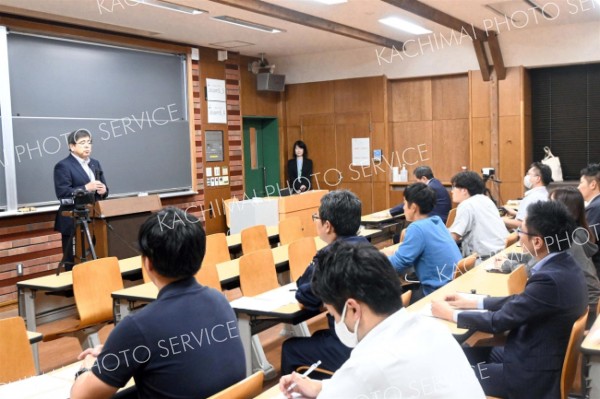 同大で開かれた開講式で長澤学長のあいさつに耳を傾ける受講者