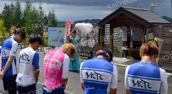 浦幌で明大生合宿　神社に「自転車お守り」提案　サイクリスツツーリングクラブ
