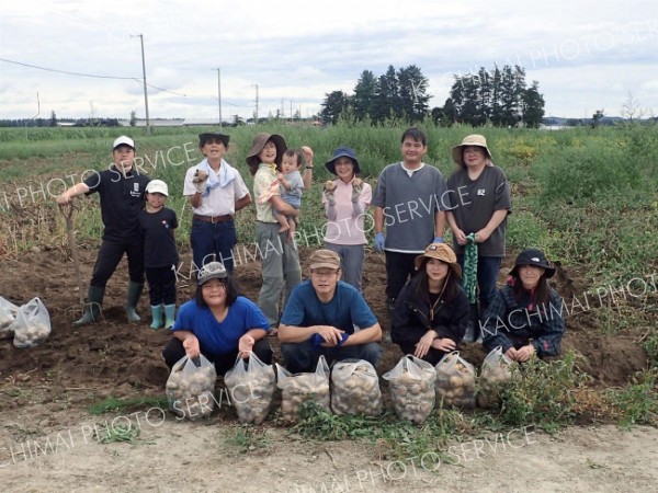 士幌でジャガイモ収穫体験、畑からゴロゴロ
