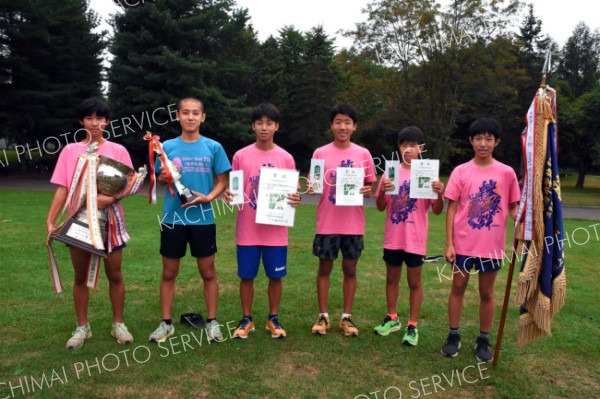 男子高学年の部２年ぶり４度目優勝の札内。（左から）真下、田村、梅津、杉山、長内、熱海