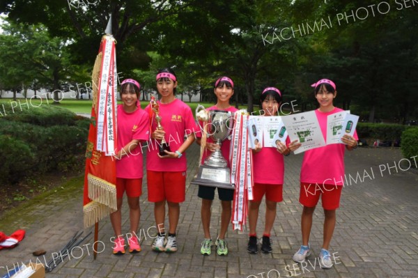 女子２年連続４度目優勝の芽室。（左から）野坂、横山、福田、土屋、末吉