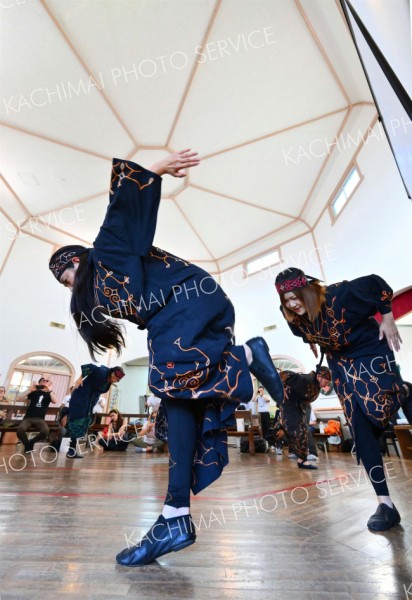 アイヌの古式舞踊を披露する帯広カムイトウウポポ保存会のメンバー（金野和彦撮影）